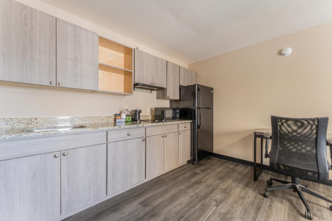 Super 8 By Wyndham Lake Charles Northeast Eksteriør billede