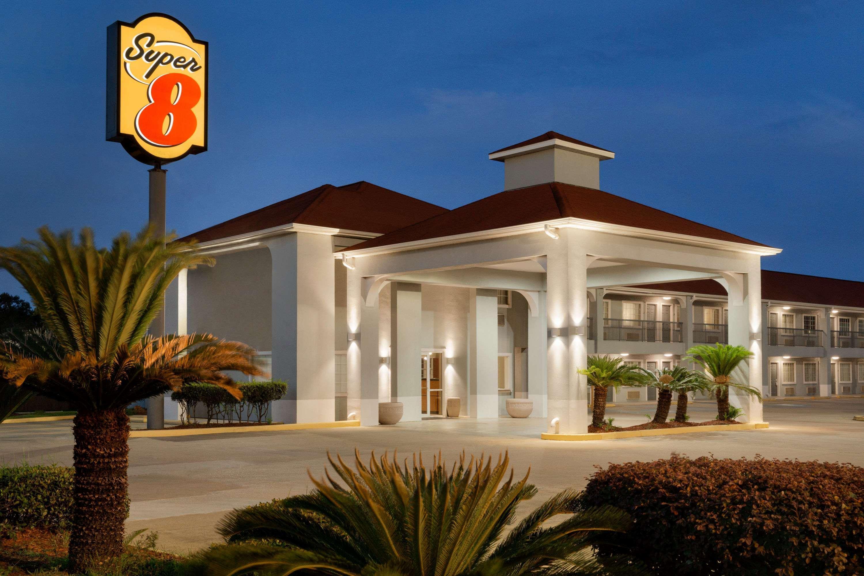 Super 8 By Wyndham Lake Charles Northeast Eksteriør billede